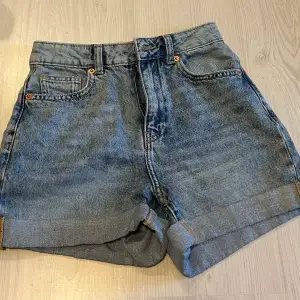 säljer ett par blåa jeansshorts från mango i storlek 32! skicka pm för fler bilder eller frågor, köparen står för frakten😊