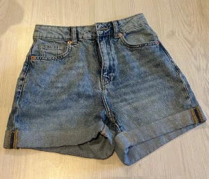 mom jeans shorts från mango - säljer ett par blåa jeansshorts från mango i storlek 32! skicka pm för fler bilder eller frågor, köparen står för frakten😊