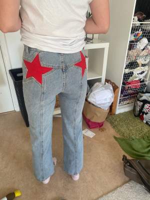 Fina jeans med stjärnor istället för fickor där back. Aldrig använda. Är från Zoe Moore!  (Framfickorna är inte riktiga fickor!)