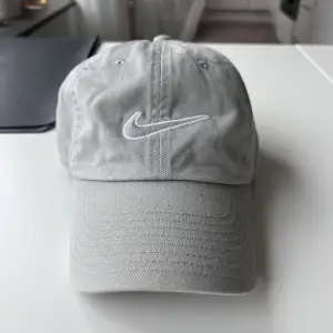Nike keps grå 