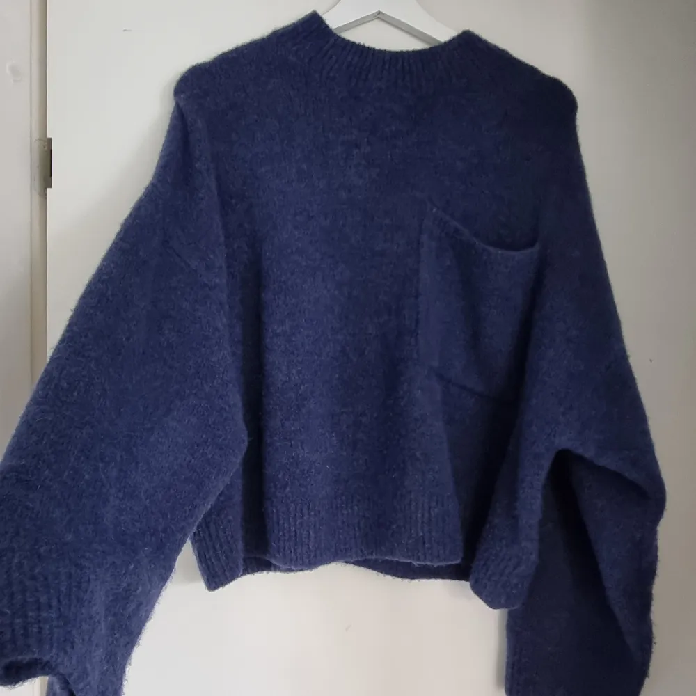 Populär blå stickad tröja från & Other Stories 💙 Säljer då den inte passar mig. Perfekt till hösten 🍂  Använd gärna köp nu ❤️. Tröjor & Koftor.