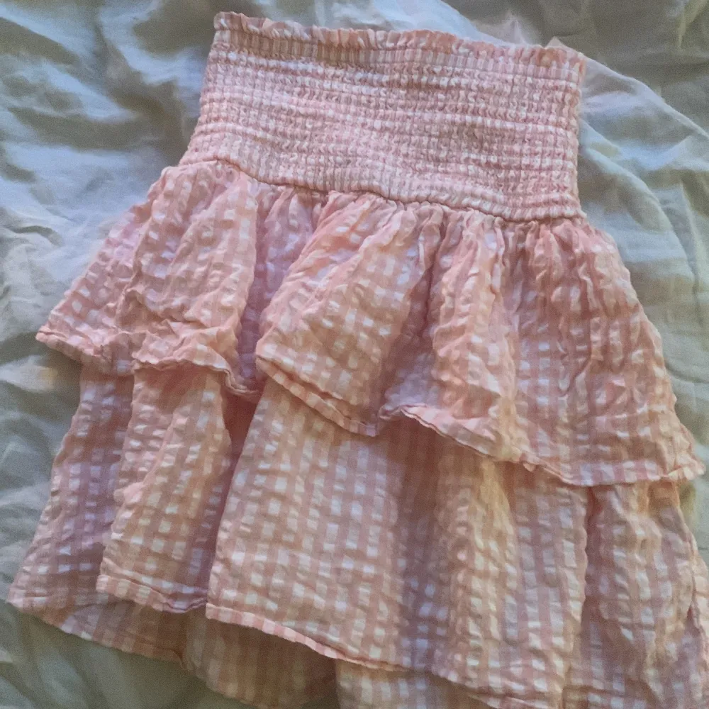 Jättegullig kjol från Kappahl som även funkar jättebra som topp!💓💓 strl 164 och passar mig som har strl S🙌🏻🙌🏻 pris kan diskuteras🙏🏼 TRYCK INTE KÖP NU. Kjolar.