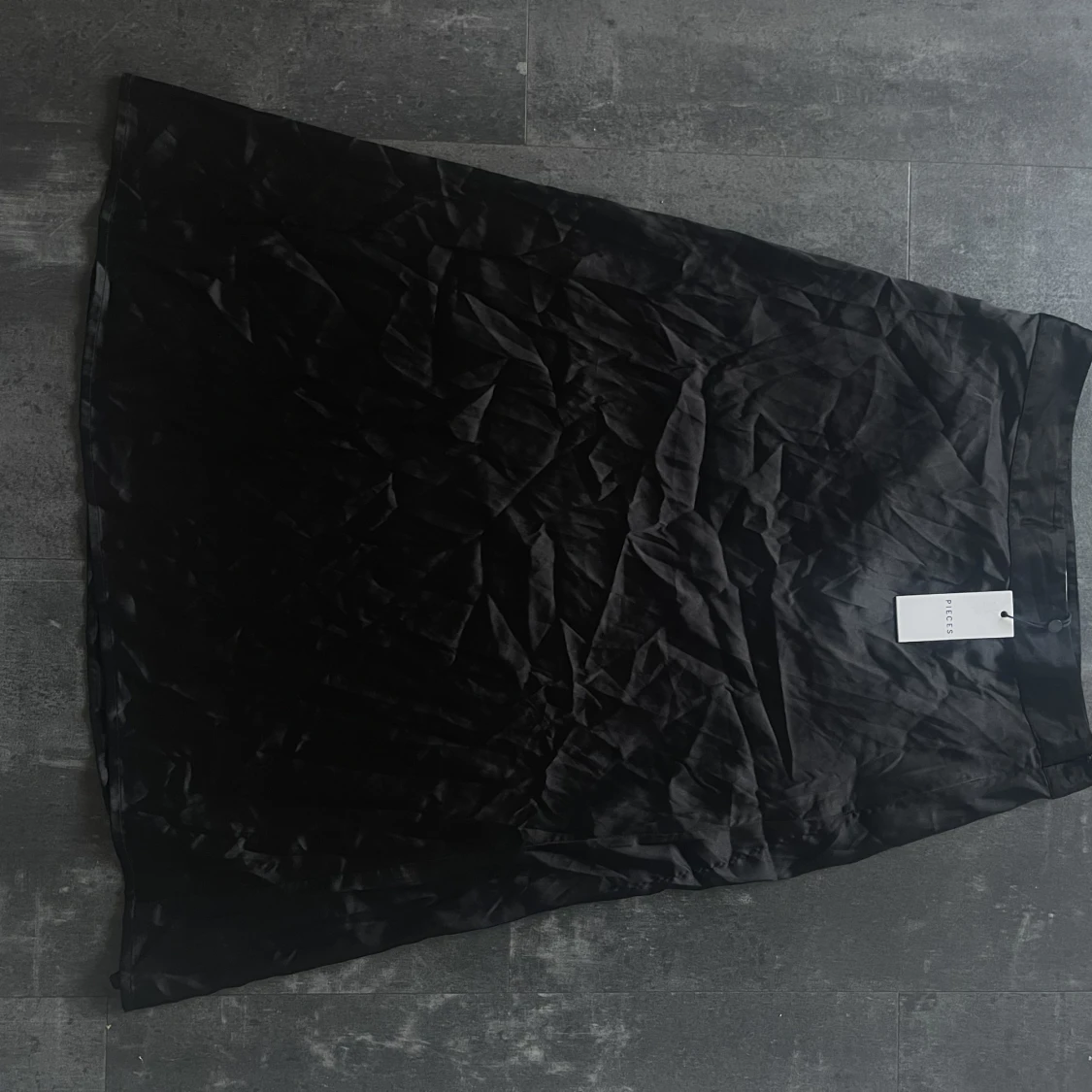 Svart satinkjol  - 90