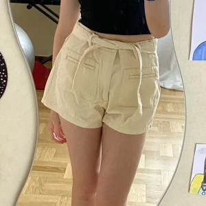 Shorts från BikBok! - Sandfärgade shorts från BikBok, aldrig använda🙌🏻Storlek 38 men skulle säga att de passar 36 också ❤️