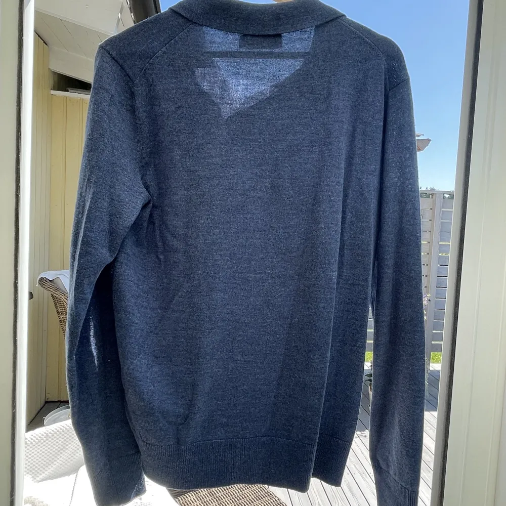 Mörkblå stickad tröja från Morris . Tröjor & Koftor.