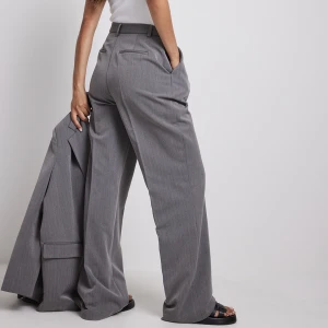 Kostymbyxor  - Skit snygga gråa kostymbyxor från nakd! Använda knappt 3 gånger! Första bilderna är från hemsidan! Köpta för 549kr🤍 