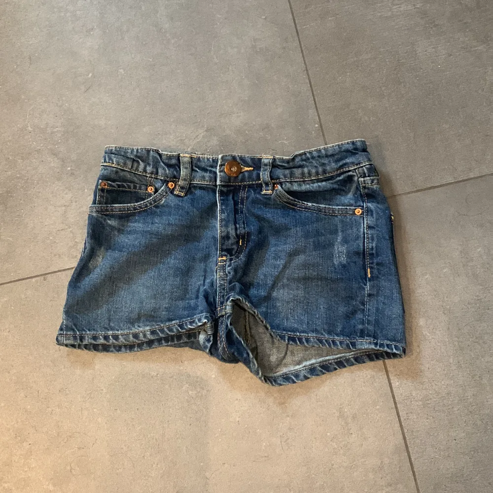 Jeans short. Bra skick, sällan använts.. Shorts.