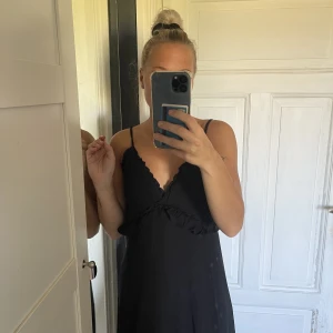 Maxi klänning svart - En superfin svart maxi klänning från ASOS egna märke, helt oanvänd. Rensar min garderob så kolla gärna in min garderob, säljer mycket fint !💗