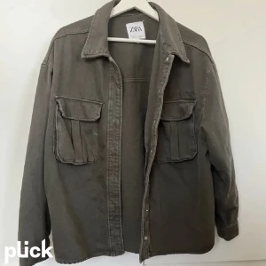 Grön jacka  - Säljer denna jättesnygga jackan från zara, sitter snyggt oversized på mig som normalt har ca S 🥰💘