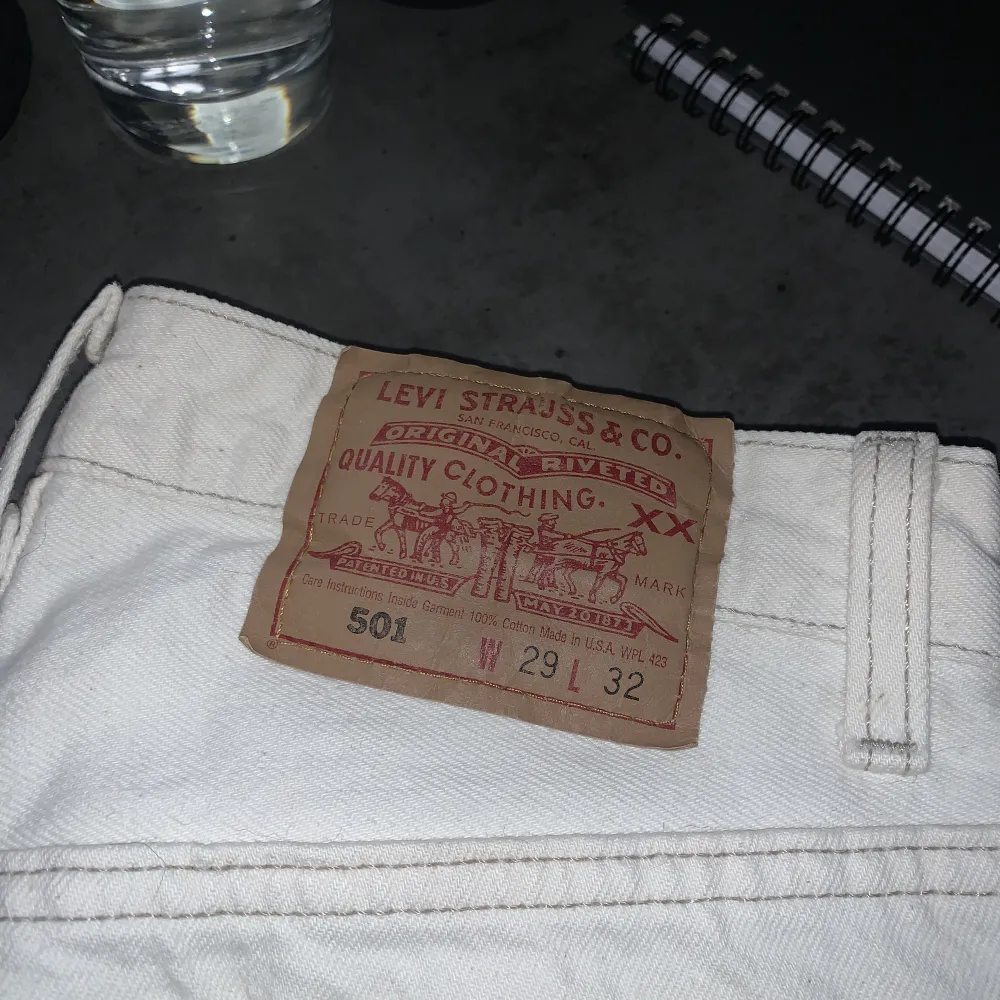 Vita Levi’s 501 byxor i mycket fint skick🫶🏻 OBS! Dom är klippta och sydda längst ner på benen av förra ägaren så dom är lite kortare än vad som står, dom sitter dock bra på mig som är 165 lång!🫶🏻dom var L32. Jeans & Byxor.