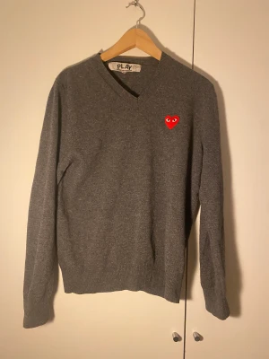 Kashmir CDG Play V-Neck - Säljer denna comme des garcons Kashmir tröjan eftersom den inte passar! Den är i väldigt fint skick! Postas bara! Betalningar sker via Swish!