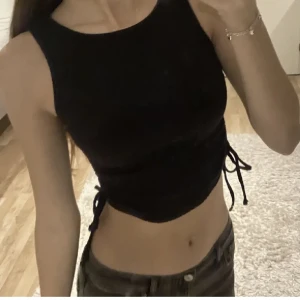 knyttopp - topp med knytningar på båda sidorna, längden blir då justerbar 