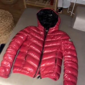 Colmar jacka  - Säljer min Colmar jacka då den inte passade mig. Storlek 40 vilket motsvarar 34/36. Jackan är i fint skick!🥰