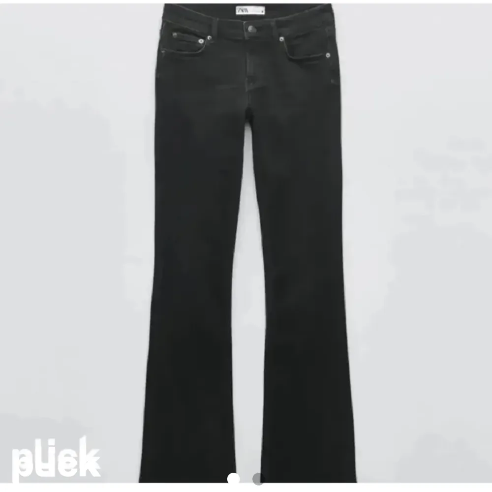 jättefina lowwaist bootcut jeans från zara som inte kommer till användning💓helt slutsålda!!💓💓. Jeans & Byxor.