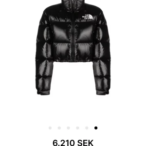 The North face, crooped jacket  - Säljer nu min jacka ifrån the North face, då jag detta året köpt mig en ny. Den är vekrligen i superbra skick och inte alls andvänd vid många tillfällen, det finns små ”märken” som kommer ifrån våra väggar i hallen (stenväggar) men fortfranade superfin!