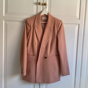 Kavaj - Dubbelknäppt kavaj från NA-KD, oversize fit av återvunnet material. Använd ett par gånger endast.