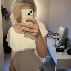 Vit topp  - En vit superfin topp som inte kommer till användning längre!  Köpt från Nelly för några år sedan men nästan helt oanvänd, så den är fortfarande i superfint skick😀