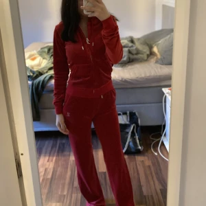 Juicy Couture  - Köpte detta set för ca 1 år sedan, från deras hemsida och det har aldrig kommit till användning. Enbart testat, både tröjan och byxorna är i xxs, men passar även till dig som har storlek xs-s. Köptes för 2300 kr, priset går att diskutera 