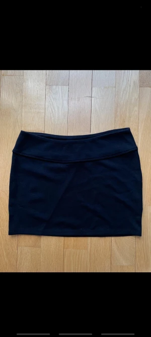 Hm mini lågmidjade kjol  - Snyggaste lågmidjade minikjol! Den är tajt och ganska kort :) Men riktigt snygg kjol som är trendig. Kan skicka flera bilder om önskas 