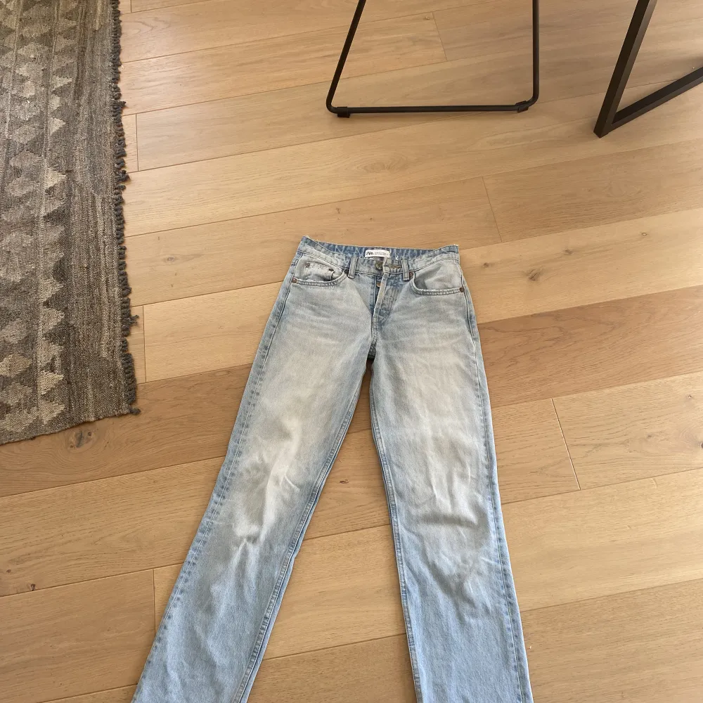 De är straight leg o mid-low waist på mig. Säljer även ett par lite mörkare. . Jeans & Byxor.