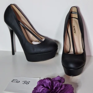 Pumps i läderimitation strl 38 - Snygga pumps i läderimitation med hög stilettklack  Klackhöjd ca 14 cm Platå ca 4 cm  Helt nya och oanvända!