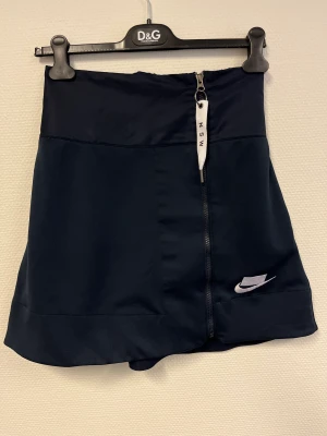 Nike kjol  - Golfkjol, använd en gång, högt i midjan, normal i storleken 