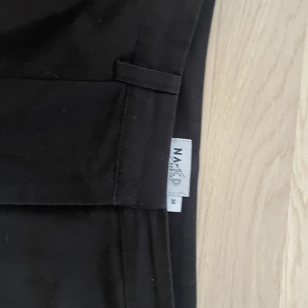 Säljer dessa nästan oanvända kostymbyxor med slits från NA-KD  Deras pris:529 Mitt:199 🩷. Jeans & Byxor.