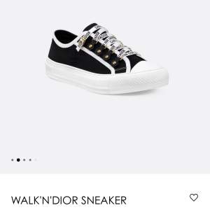 INTRESSEKOLL! på mina finaste dior sneakers😌så sjukt snygga och sköna, har kvar dustbag och äktighetsbevis🩷nypris runt 9000, kom med egna prisförslag men inte mindre än 4000. de är i bra skick!!! 