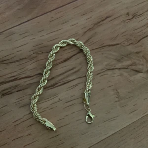 Guldarmband  - Guldarmband säljer pågrund av att den är för stor som ni ser på andra bilden. Jag säljer 2 st av dom så först till kvarn pris kan sänkas vid snabb affär 💯👑🙏