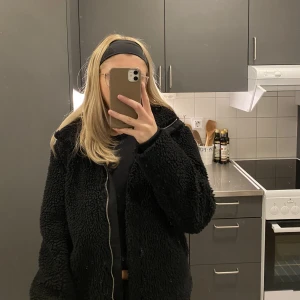 Teddyjacka - Teddyjacka från H&M, storlek XS men ska vara oversize så blir mer en S/M i vanlig storlek. Varm och skön så kan lätt användas som höst/tidig vinterjacka😙