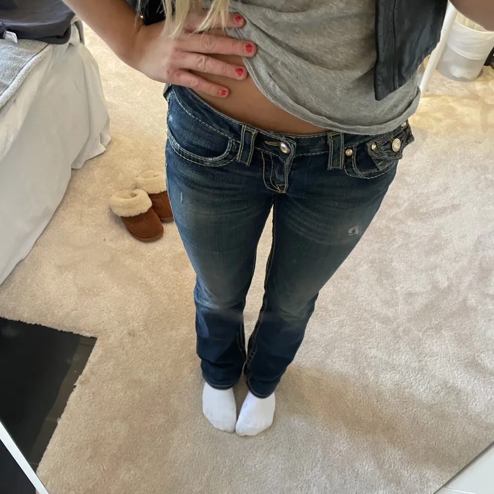 Såååå balla low waist True Religion jeans med unika detaljer vid fickorna!! Dem är inte i en skinny modell utan mer åt straight-bootcut hållet ❤️Mycket bra skick och köpta för 950kr. Skriv för frågor!❤️. Jeans & Byxor.