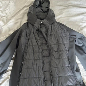 Cp company/cardigan - Cp company jacka/cardigan o ganska bra skick på ryggen finns det ett litet hål men det är ihopsytt, och man kan inte dra upp dragkedjan helt då åker den av men det ganska lätt o sätta på ifall man råkar göra det