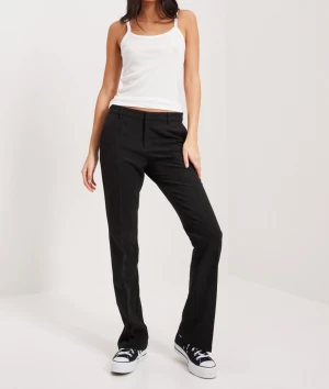 Neo noir kostymbyxor  - Byxor från Neo Noir i modellen cassie. Dem är använda fåtal gånger och är i nyskick. Nypris 699kr  Förslutning med dragkedja, hyska och hake samt knapp 