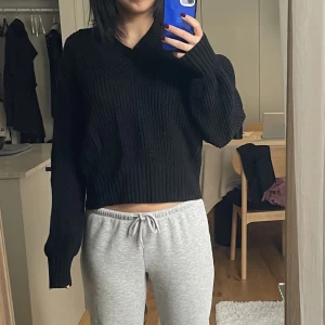 Stickad tröja  - Från A days march. Fint skick. 