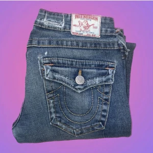 True religion  - Säljer mina true religion jeans som är bootcut, dom är i storlek 28 men skulle säga 27! Ca 38cm tvärs över midjan. Dom passar mig perfekt som är 160 ❤️