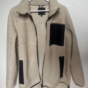 Teddyjacka - Tedydyjacka i en fin beige färg. Endast provad så skicket är som nytt. Nypris 300kr. Storlek D