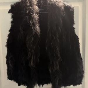 Fuskpäls väst - Väst i svart fuskpäls