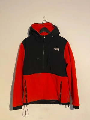 🗻The North Face 🗻fleecejacka  - Röd och svart TNF fleecejacka i strlk L Bra condition då den enbart använts i backen ett fåtal gånger. Det är en riktigt stabil och varm jacka. Det är en standard fit, inge boxy fit osv. Swish, köparen står för frakt och no refunds yadayada! 🫶🏼