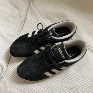 Adidas sneakers - Skor från adidas, osäker på modell men liknar lite court och samba. Bra skick!!