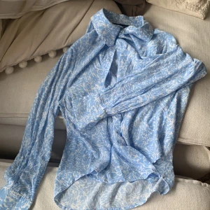 Skjorta - En jättefin sommar skjorta. Jag har aldrig använt den då jag fick den men den passade inte riktigt mig. Pris kan diskuteras 