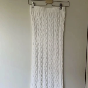 Stickad tajt kjol - Jag säljer denna vita långkjol som sitter tajt vilket framhäver höfterna fint☺️ Den är ifrån pull&bear och har bara använt den en gång, finns inga defekter. Går att bära både hög o lågmidjat:) Jag är 157cm. Använd gärna köp nu knappen☺️