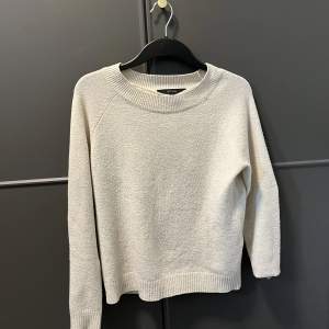 Beige stickad tröja från Vero Moda i storlek s. Köpare står för frakt