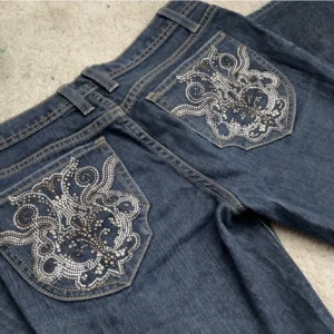 Y2K jeans - ⚠️byxorna finns kvar⚠️Jeans från Born In California. Har sj aldrig använt dom och skicket är som helt nytt utan skador. Midjemått 40, innerbenslängd 78. Stolek 27.