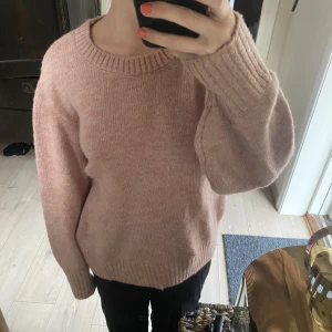 Stickad tröja - Rosa stickad tröja från na-kd!💕köparen står för frakt