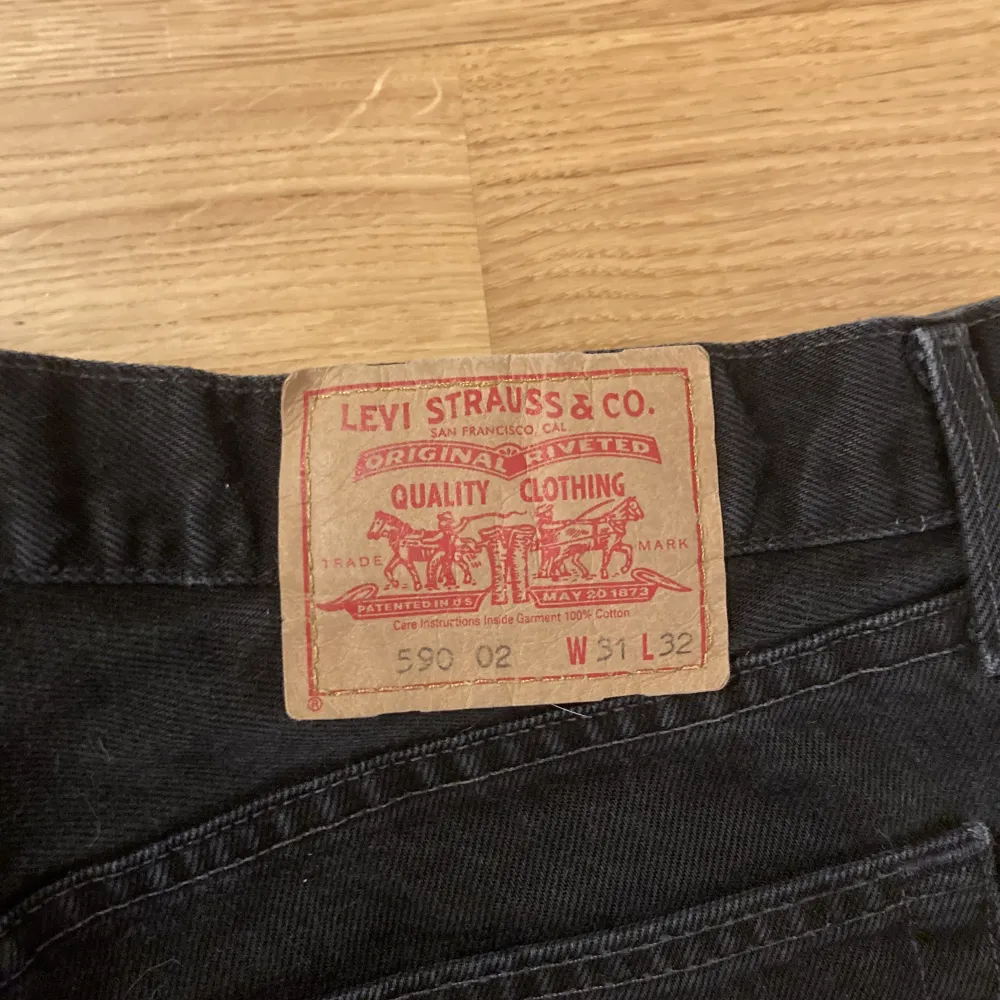 Svarta levis jeans i storlek 31/32 säljer då de inte passar mig längre. Tyvärr är de lite slitna mellan benen . Jeans & Byxor.