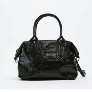 Väska zara - En jättesnygg väska från zara. Köpt för 400 säljer då den inte kommer till användning 