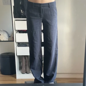 Kostymbyxor  - Lowwaist snygga kostymbyxor från Filippa K! Finns lite slitage 