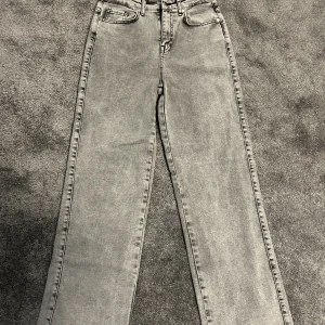 Jeans  - Säljer mina vida jeans från madlady i storlek 34 som aldrig blivit använda. Super fina byxor!! 