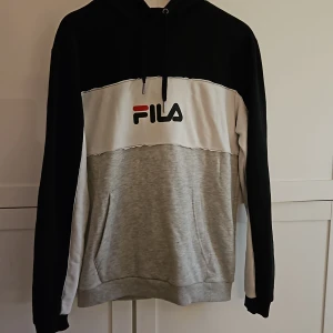 Fila hoodie stl. M - Svart, vit, grå Fila hoodie i storlek M. Bra skick.