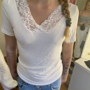 as snygg vit t-shirt från vero moda - passar perfekt under en Basic långärmad💕💕